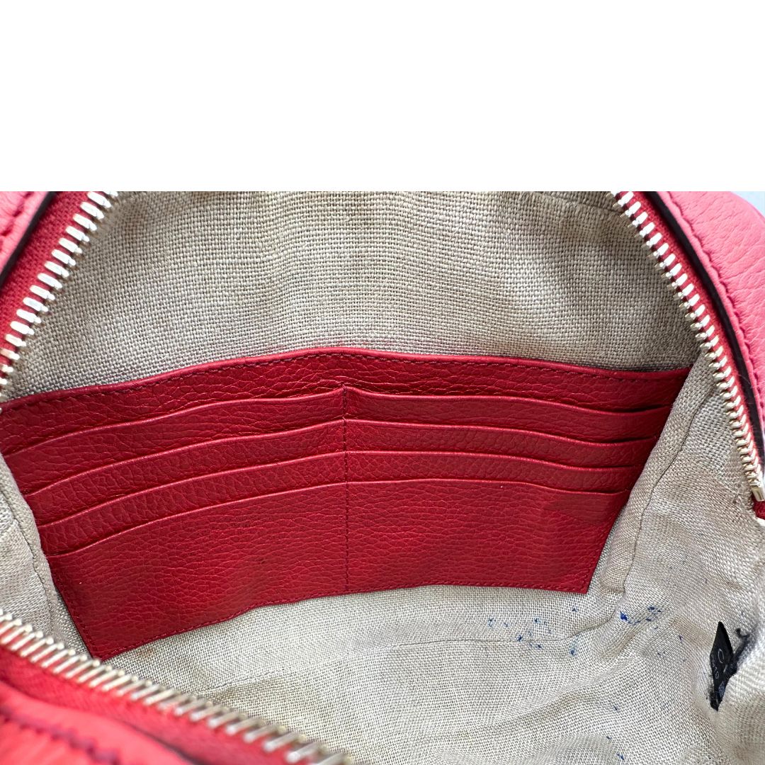Interno di una Borsa Gucci in tessuto GG beige con finiture in pelle martellata rossa e parti metalliche dorate; munita di una tracoll regolabile. Completa di dustbag. Originale, usata, di lusso, in ottime condizioni.