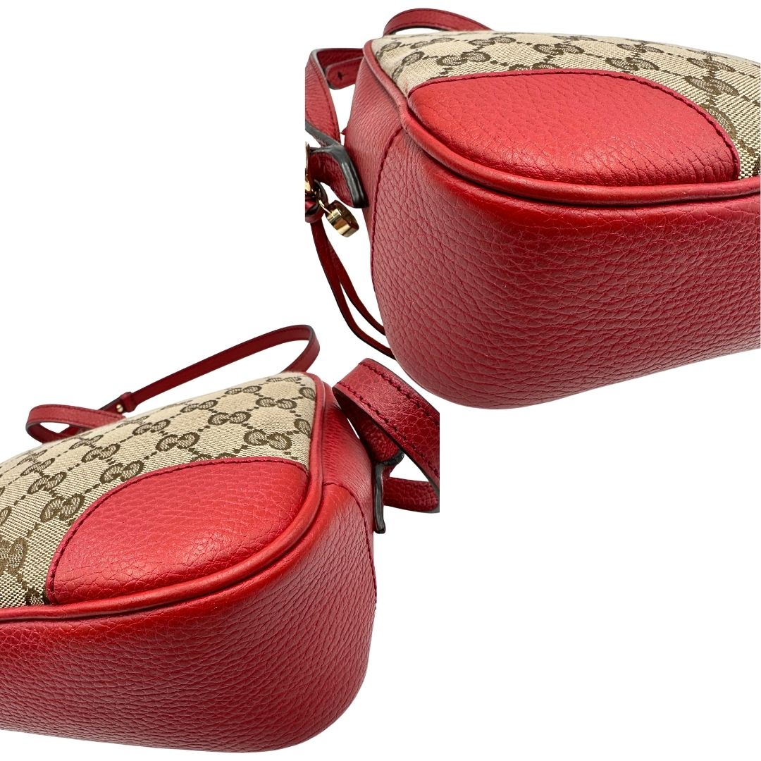 Angoli di una Borsa Gucci in tessuto GG beige con finiture in pelle martellata rossa e parti metalliche dorate; munita di una tracoll regolabile. Completa di dustbag. Originale, usata, di lusso, in ottime condizioni.