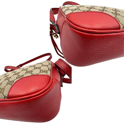 Angoli di una Borsa Gucci in tessuto GG beige con finiture in pelle martellata rossa e parti metalliche dorate; munita di una tracoll regolabile. Completa di dustbag. Originale, usata, di lusso, in ottime condizioni.
