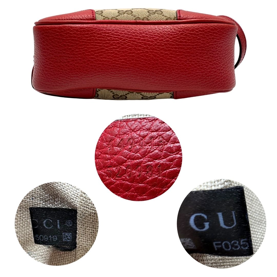 Base di una Borsa Gucci in tessuto GG beige con finiture in pelle martellata rossa e parti metalliche dorate; munita di una tracoll regolabile. Completa di dustbag. Originale, usata, di lusso, in ottime condizioni.