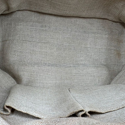 Interno di una borsa Gucci in pelle arancione GG con parti metalliche dorate; munita di doppi manici e una tracolla amovibile e regolabile.