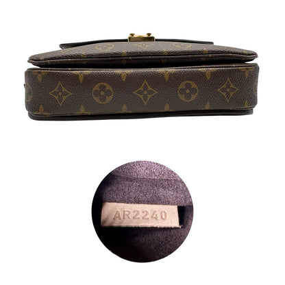 Base e codice di una borsa Louis Vuitton Métis in canvas marrone monogram con dettagli in vacchetta naturale e parti metalliche dorate. Munita di un manico singolo e una tracolla regolabile e amovibile. Dotata di scatola.