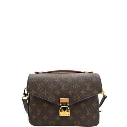 Front di una borsa Louis Vuitton Métis in canvas marrone monogram con dettagli in vacchetta naturale e parti metalliche dorate. Munita di un manico singolo e una tracolla regolabile e amovibile. Dotata di scatola.