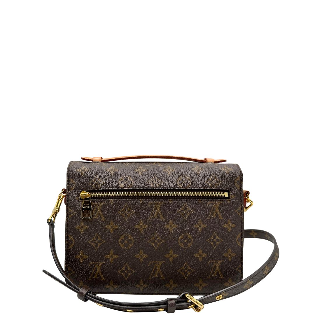 Retro di una borsa Louis Vuitton Métis in canvas marrone monogram con dettagli in vacchetta naturale e parti metalliche dorate. Munita di un manico singolo e una tracolla regolabile e amovibile. Dotata di scatola.