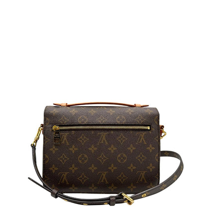 Retro di una borsa Louis Vuitton Métis in canvas marrone monogram con dettagli in vacchetta naturale e parti metalliche dorate. Munita di un manico singolo e una tracolla regolabile e amovibile. Dotata di scatola.