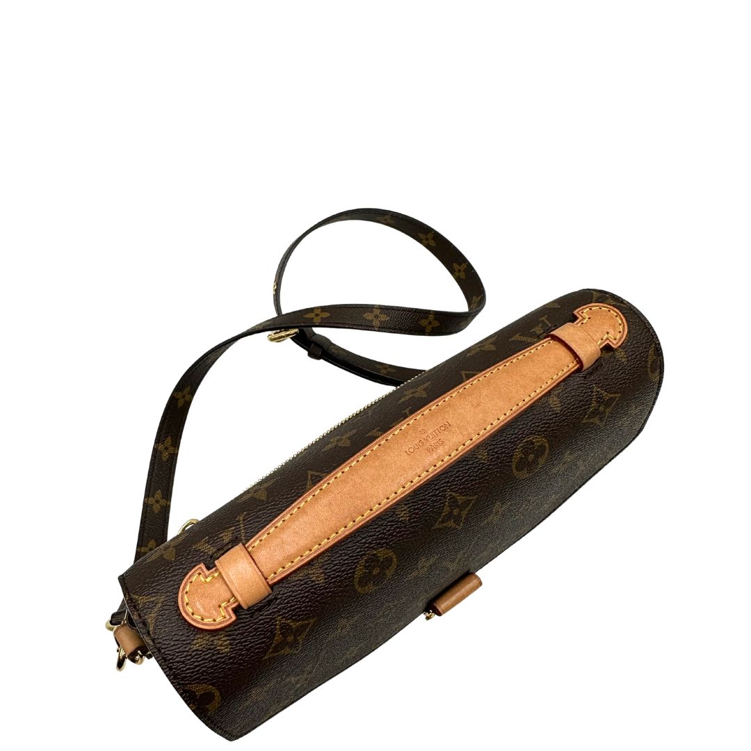 Vista superiore di una borsa Louis Vuitton Métis in canvas marrone monogram con dettagli in vacchetta naturale e parti metalliche dorate. Munita di un manico singolo e una tracolla regolabile e amovibile. Dotata di scatola.
