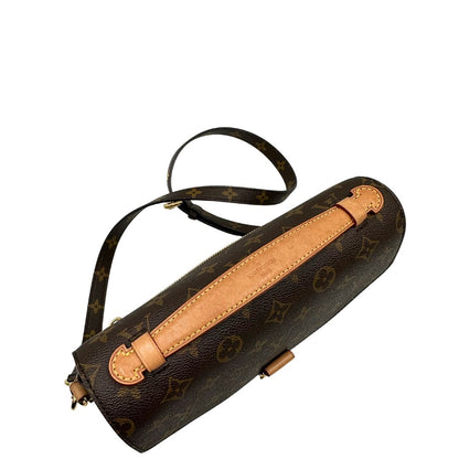 Vista superiore di una borsa Louis Vuitton Métis in canvas marrone monogram con dettagli in vacchetta naturale e parti metalliche dorate. Munita di un manico singolo e una tracolla regolabile e amovibile. Dotata di scatola.