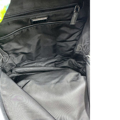 Interno di uno zaino Prada Radar in nylon tecnico con chiusura a zip. Design caratterizzato da stampa grafica multicolor effetto radar. Struttura con ampio scomparto principale, tasca frontale a zip e tasca interna con zip. Spallacci regolabili con imbottitura e pannello posteriore traspirante in mesh per un maggiore comfort. Manico superiore in pelle nera saffiano. Dettagli con logo triangolo Prada smaltato applicato sul fronte.