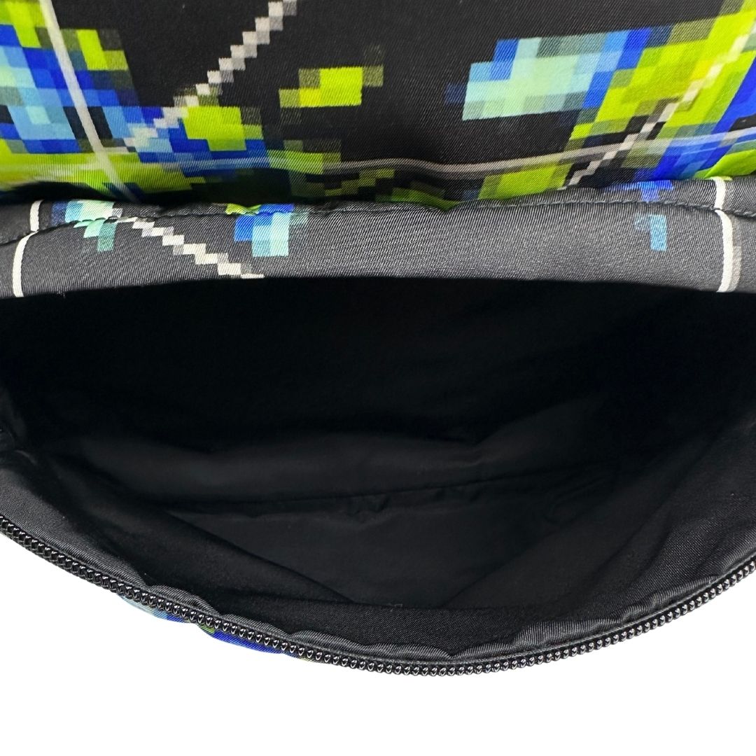 Interno di uno zaino Prada Radar in nylon tecnico con chiusura a zip. Design caratterizzato da stampa grafica multicolor effetto radar. Struttura con ampio scomparto principale, tasca frontale a zip e tasca interna con zip. Spallacci regolabili con imbottitura e pannello posteriore traspirante in mesh per un maggiore comfort. Manico superiore in pelle nera saffiano. Dettagli con logo triangolo Prada smaltato applicato sul fronte.