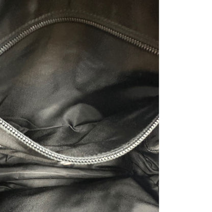 Interno di uno zaino Prada Radar in nylon tecnico con chiusura a zip. Design caratterizzato da stampa grafica multicolor effetto radar. Struttura con ampio scomparto principale, tasca frontale a zip e tasca interna con zip. Spallacci regolabili con imbottitura e pannello posteriore traspirante in mesh per un maggiore comfort. Manico superiore in pelle nera saffiano. Dettagli con logo triangolo Prada smaltato applicato sul fronte.