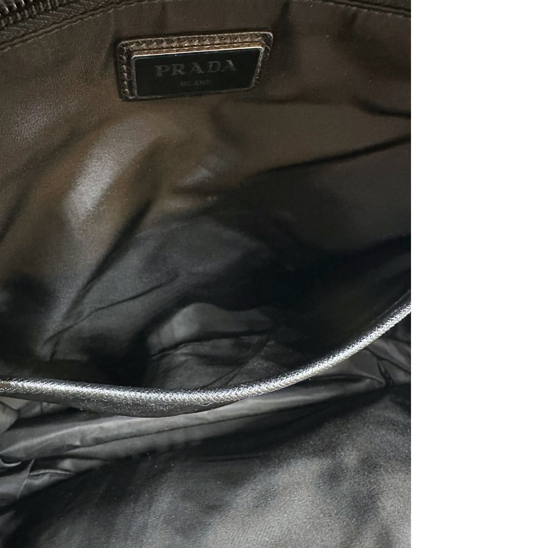 Interno di uno zaino Prada Radar in nylon tecnico con chiusura a zip. Design caratterizzato da stampa grafica multicolor effetto radar. Struttura con ampio scomparto principale, tasca frontale a zip e tasca interna con zip. Spallacci regolabili con imbottitura e pannello posteriore traspirante in mesh per un maggiore comfort. Manico superiore in pelle nera saffiano. Dettagli con logo triangolo Prada smaltato applicato sul fronte.