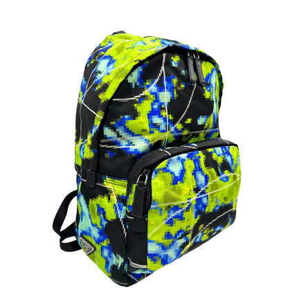 Laterale sinistro di uno zaino Prada Radar in nylon tecnico con chiusura a zip. Design caratterizzato da stampa grafica multicolor effetto radar. Struttura con ampio scomparto principale, tasca frontale a zip e tasca interna con zip. Spallacci regolabili con imbottitura e pannello posteriore traspirante in mesh per un maggiore comfort. Manico superiore in pelle nera saffiano. Dettagli con logo triangolo Prada smaltato applicato sul fronte.
