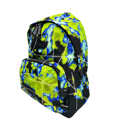 Laterale destro di uno zaino Prada Radar in nylon tecnico con chiusura a zip. Design caratterizzato da stampa grafica multicolor effetto radar. Struttura con ampio scomparto principale, tasca frontale a zip e tasca interna con zip. Spallacci regolabili con imbottitura e pannello posteriore traspirante in mesh per un maggiore comfort. Manico superiore in pelle nera saffiano. Dettagli con logo triangolo Prada smaltato applicato sul fronte.