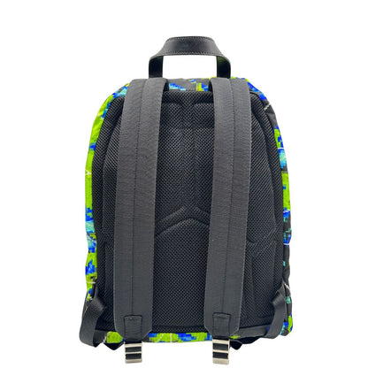 Retro di uno zaino Prada Radar in nylon tecnico con chiusura a zip. Design caratterizzato da stampa grafica multicolor effetto radar. Struttura con ampio scomparto principale, tasca frontale a zip e tasca interna con zip. Spallacci regolabili con imbottitura e pannello posteriore traspirante in mesh per un maggiore comfort. Manico superiore in pelle nera saffiano. Dettagli con logo triangolo Prada smaltato applicato sul fronte.