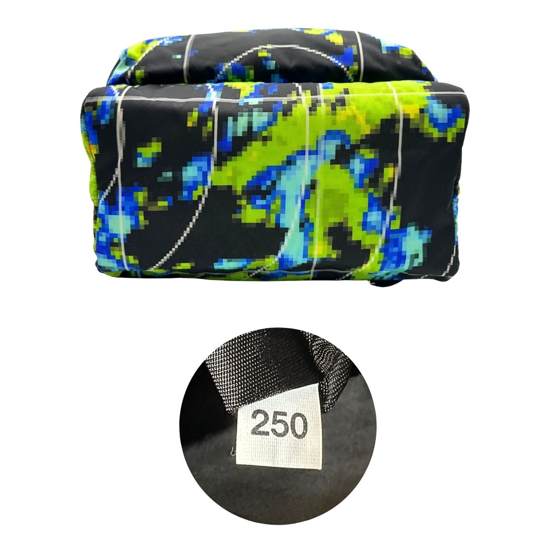 Base e codice di uno zaino Prada Radar in nylon tecnico con chiusura a zip. Design caratterizzato da stampa grafica multicolor effetto radar. Struttura con ampio scomparto principale, tasca frontale a zip e tasca interna con zip. Spallacci regolabili con imbottitura e pannello posteriore traspirante in mesh per un maggiore comfort. Manico superiore in pelle nera saffiano. Dettagli con logo triangolo Prada smaltato applicato sul fronte.