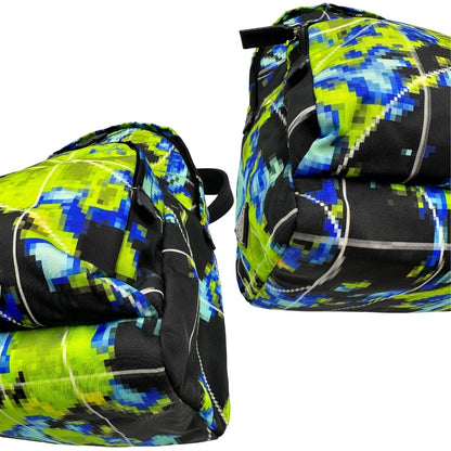 Angoli di uno zaino Prada Radar in nylon tecnico con chiusura a zip. Design caratterizzato da stampa grafica multicolor effetto radar. Struttura con ampio scomparto principale, tasca frontale a zip e tasca interna con zip. Spallacci regolabili con imbottitura e pannello posteriore traspirante in mesh per un maggiore comfort. Manico superiore in pelle nera saffiano. Dettagli con logo triangolo Prada smaltato applicato sul fronte.