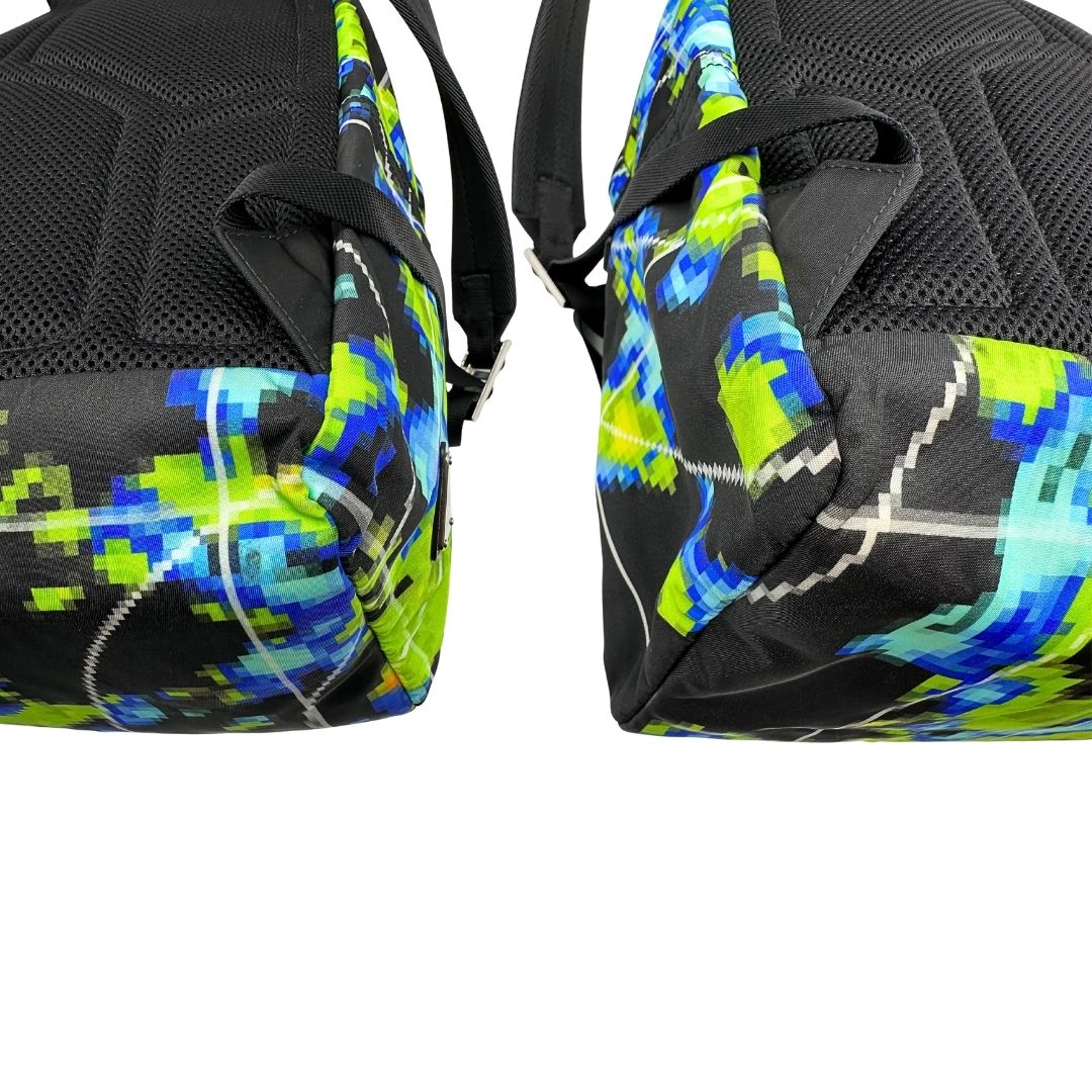 Angoli di uno zaino Prada Radar in nylon tecnico con chiusura a zip. Design caratterizzato da stampa grafica multicolor effetto radar. Struttura con ampio scomparto principale, tasca frontale a zip e tasca interna con zip. Spallacci regolabili con imbottitura e pannello posteriore traspirante in mesh per un maggiore comfort. Manico superiore in pelle nera saffiano. Dettagli con logo triangolo Prada smaltato applicato sul fronte.