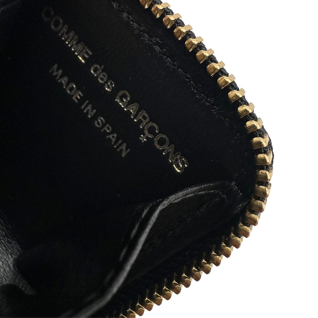 Mini portamonete Comme des Garçon in pelle nera, con chiusura a zip dorata. Completo di scatola, di lusso, originale, ottime condizioni. interno