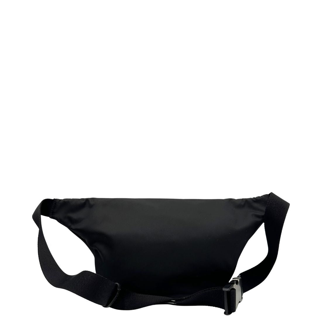 Retro di un marsupio Prada in Re-Nylon nero con dettagli in pelle tono su tono, logo gommato sul front e parti in metallo argentato. Leggermente regolabile, indossabile a marsupio o cross body.