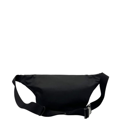 Retro di un marsupio Prada in Re-Nylon nero con dettagli in pelle tono su tono, logo gommato sul front e parti in metallo argentato. Leggermente regolabile, indossabile a marsupio o cross body.