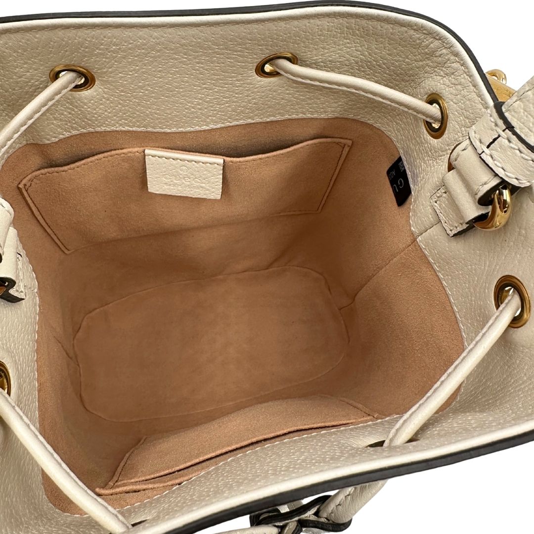 interno Borsa Gucci in pelle bianca con parti metalliche dorate; impreziosita da iconica striscia Web blu e rossa e munita di un manico singolo e una tracolla amovibile e regolabile. Full set, di lusso, eccellenti condizioni, usata.