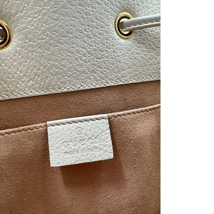 interno Borsa Gucci in pelle bianca con parti metalliche dorate; impreziosita da iconica striscia Web blu e rossa e munita di un manico singolo e una tracolla amovibile e regolabile. Full set, di lusso, eccellenti condizioni, usata. 