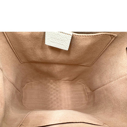 interno Borsa Gucci in pelle bianca con parti metalliche dorate; impreziosita da iconica striscia Web blu e rossa e munita di un manico singolo e una tracolla amovibile e regolabile. Full set, di lusso, eccellenti condizioni, usata. 