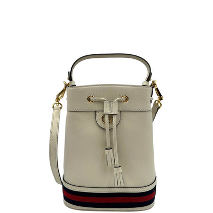 front Borsa Gucci in pelle bianca con parti metalliche dorate; impreziosita da iconica striscia Web blu e rossa e munita di un manico singolo e una tracolla amovibile e regolabile. Full set, di lusso, eccellenti condizioni, usata.b 