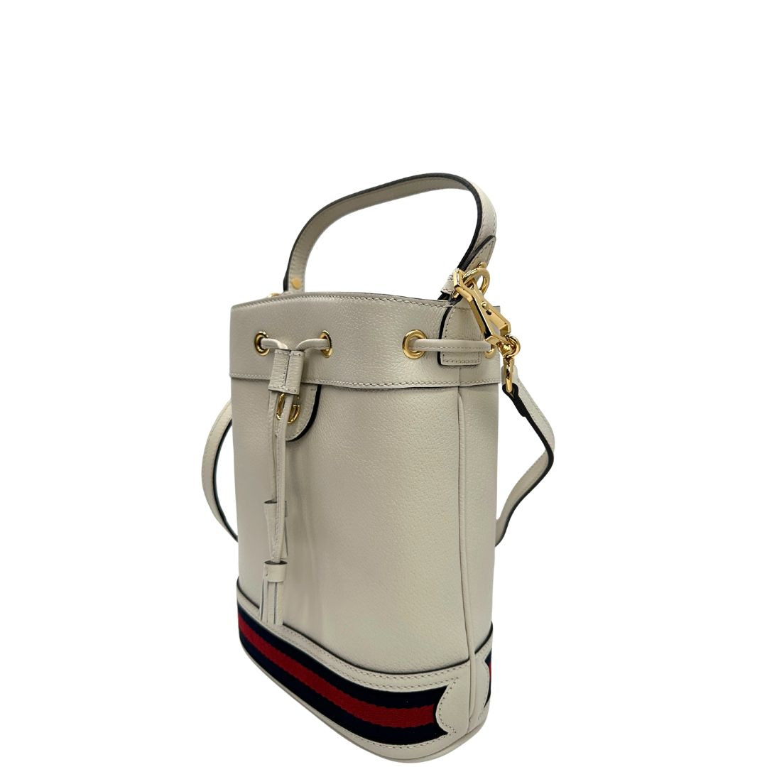 lato Borsa Gucci in pelle bianca con parti metalliche dorate; impreziosita da iconica striscia Web blu e rossa e munita di un manico singolo e una tracolla amovibile e regolabile. Full set, di lusso, eccellenti condizioni, usata. 