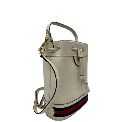 lato Borsa Gucci in pelle bianca con parti metalliche dorate; impreziosita da iconica striscia Web blu e rossa e munita di un manico singolo e una tracolla amovibile e regolabile. Full set, di lusso, eccellenti condizioni, usata. 