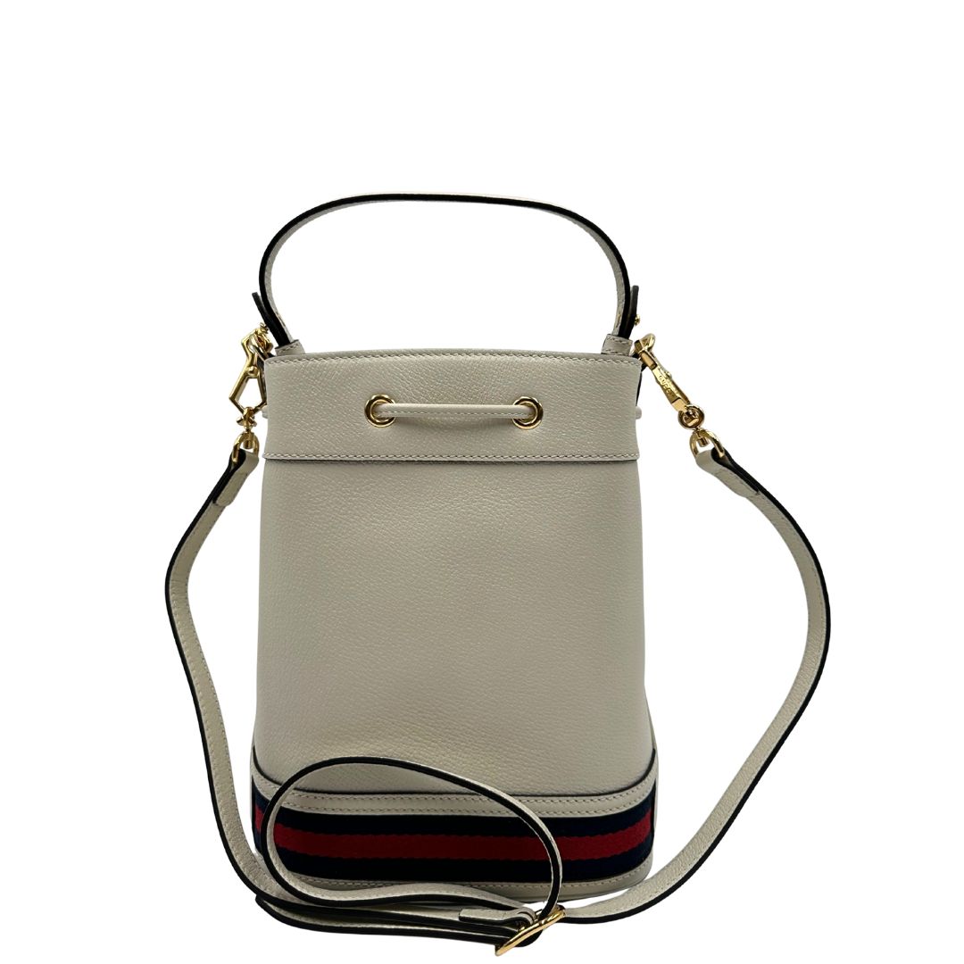 retro Borsa Gucci in pelle bianca con parti metalliche dorate; impreziosita da iconica striscia Web blu e rossa e munita di un manico singolo e una tracolla amovibile e regolabile. Full set, di lusso, eccellenti condizioni, usata. 