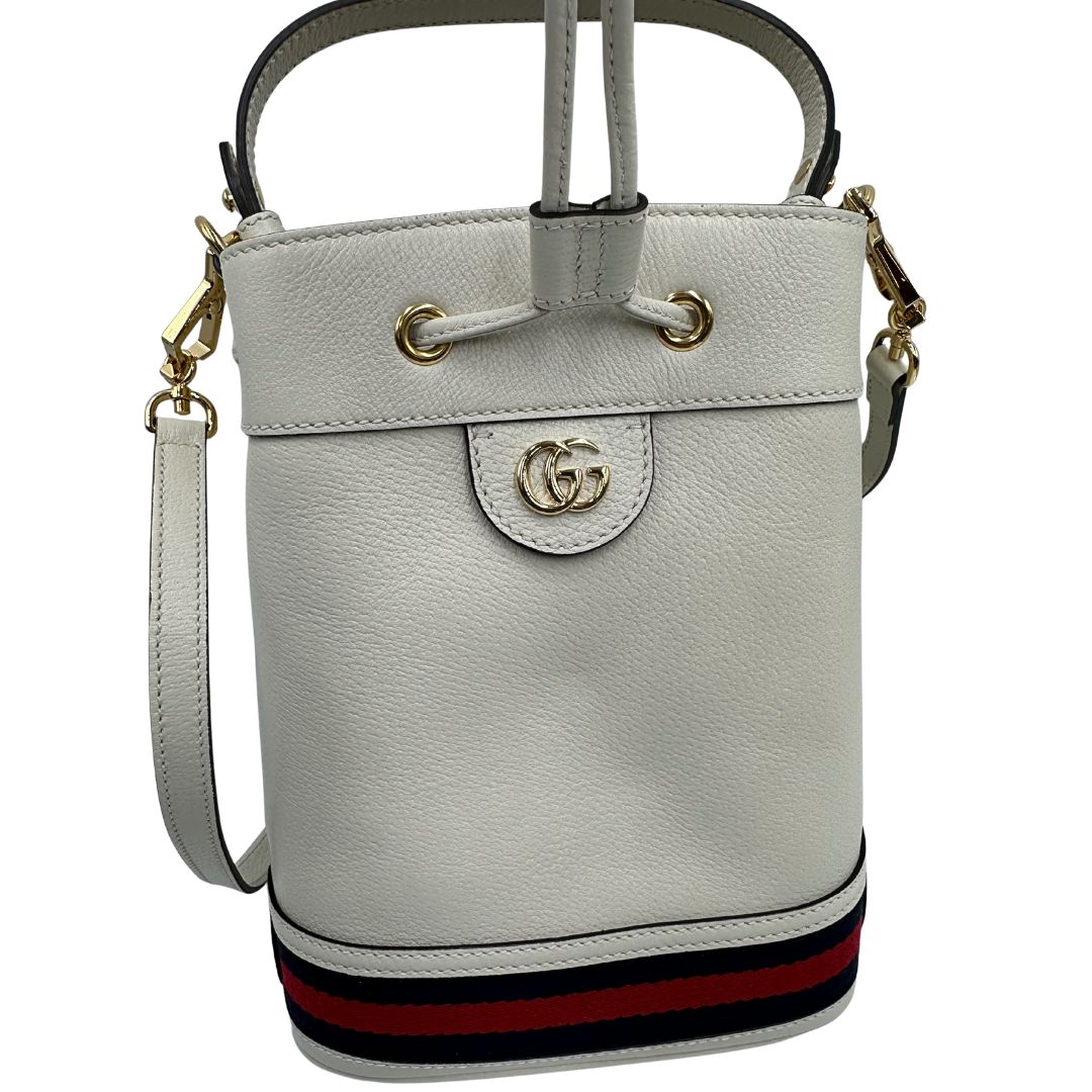 front Borsa Gucci in pelle bianca con parti metalliche dorate; impreziosita da iconica striscia Web blu e rossa e munita di un manico singolo e una tracolla amovibile e regolabile. Full set, di lusso, eccellenti condizioni, usata. 