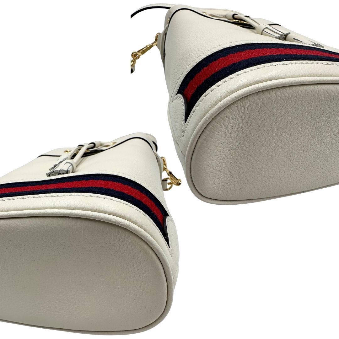 angoli Borsa Gucci in pelle bianca con parti metalliche dorate; impreziosita da iconica striscia Web blu e rossa e munita di un manico singolo e una tracolla amovibile e regolabile. Full set, di lusso, eccellenti condizioni, usata. 