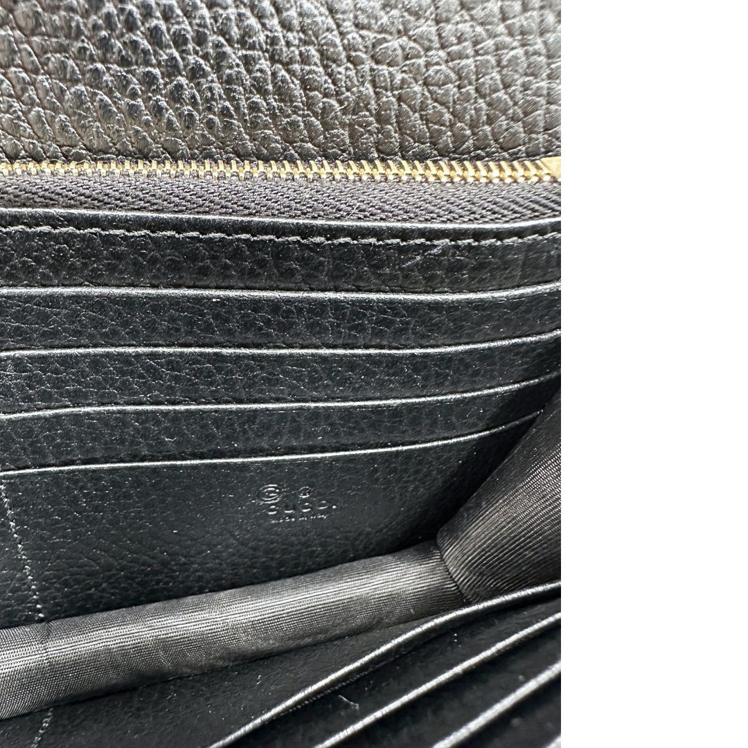 Interno di una borsa Gucci Interlocking in pelle martellata nera con parti metalliche oro chiaro. Munita di una tracolla amovibile in catena e spallaccio in pelle. Chiusura con doppie G incrociate. Completa di scatola e dustbag. Indossabile a tracolla.