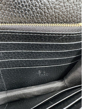 Interno di una borsa Gucci Interlocking in pelle martellata nera con parti metalliche oro chiaro. Munita di una tracolla amovibile in catena e spallaccio in pelle. Chiusura con doppie G incrociate. Completa di scatola e dustbag. Indossabile a tracolla.