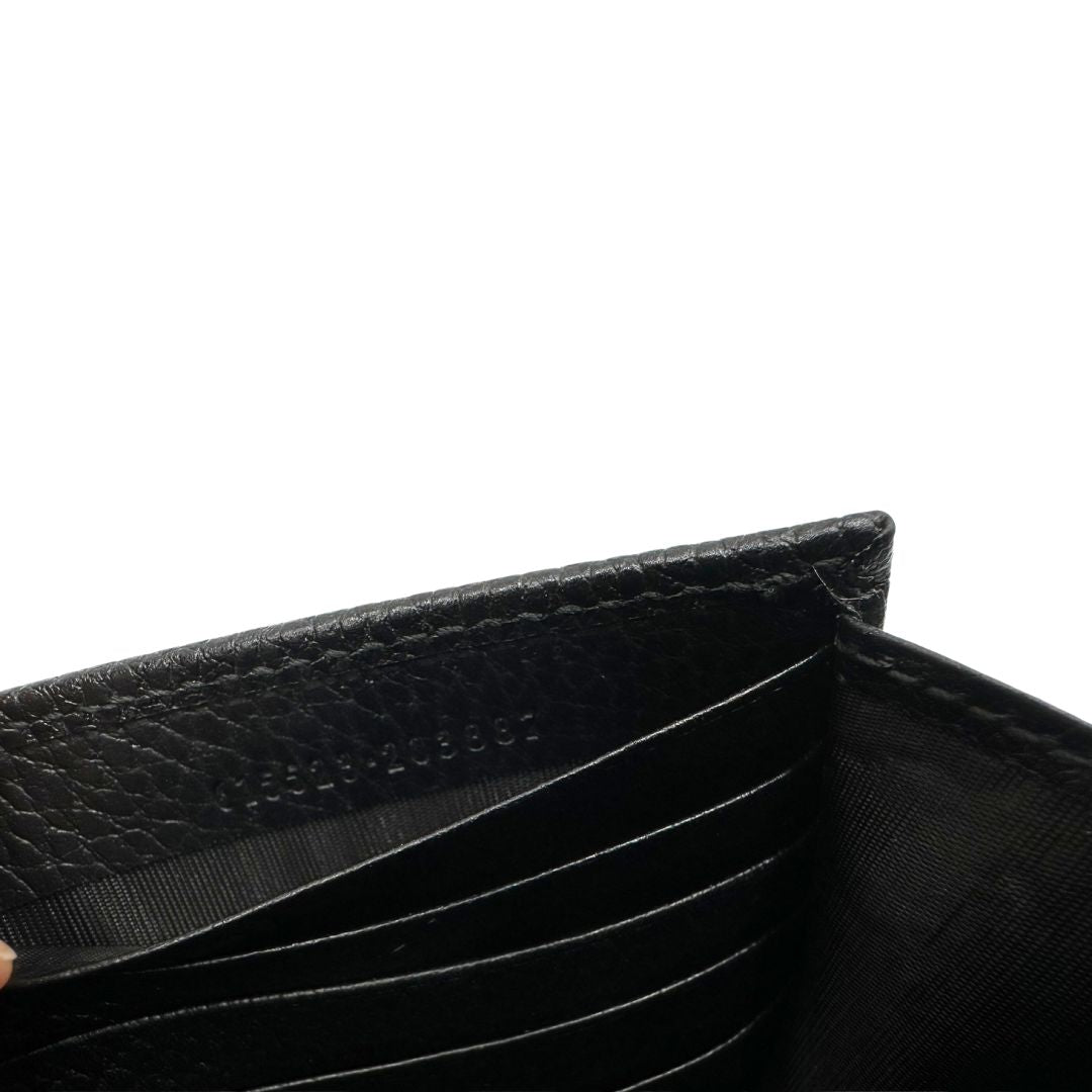 Codice di una borsa Gucci Interlocking in pelle martellata nera con parti metalliche oro chiaro. Munita di una tracolla amovibile in catena e spallaccio in pelle. Chiusura con doppie G incrociate. Completa di scatola e dustbag. Indossabile a tracolla.