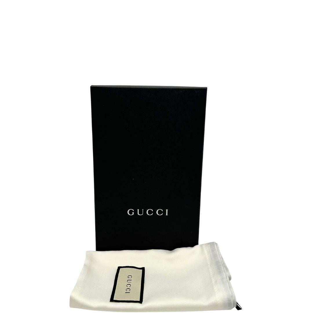Scatola e dustbag di una borsa Gucci Interlocking in pelle martellata nera con parti metalliche oro chiaro. Munita di una tracolla amovibile in catena e spallaccio in pelle. Chiusura con doppie G incrociate. Indossabile a tracolla.