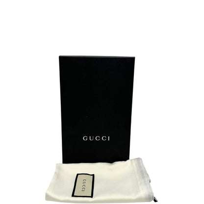 Scatola e dustbag di una borsa Gucci Interlocking in pelle martellata nera con parti metalliche oro chiaro. Munita di una tracolla amovibile in catena e spallaccio in pelle. Chiusura con doppie G incrociate. Indossabile a tracolla.