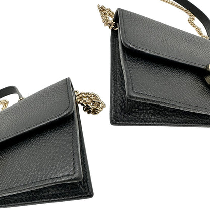 Angoli di una borsa Gucci Interlocking in pelle martellata nera con parti metalliche oro chiaro. Munita di una tracolla amovibile in catena e spallaccio in pelle. Chiusura con doppie G incrociate. Completa di scatola e dustbag. Indossabile a tracolla.