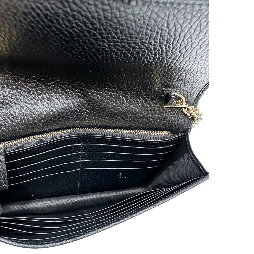 Interno di una borsa Gucci Interlocking in pelle martellata nera con parti metalliche oro chiaro. Munita di una tracolla amovibile in catena e spallaccio in pelle. Chiusura con doppie G incrociate. Completa di scatola e dustbag. Indossabile a tracolla.