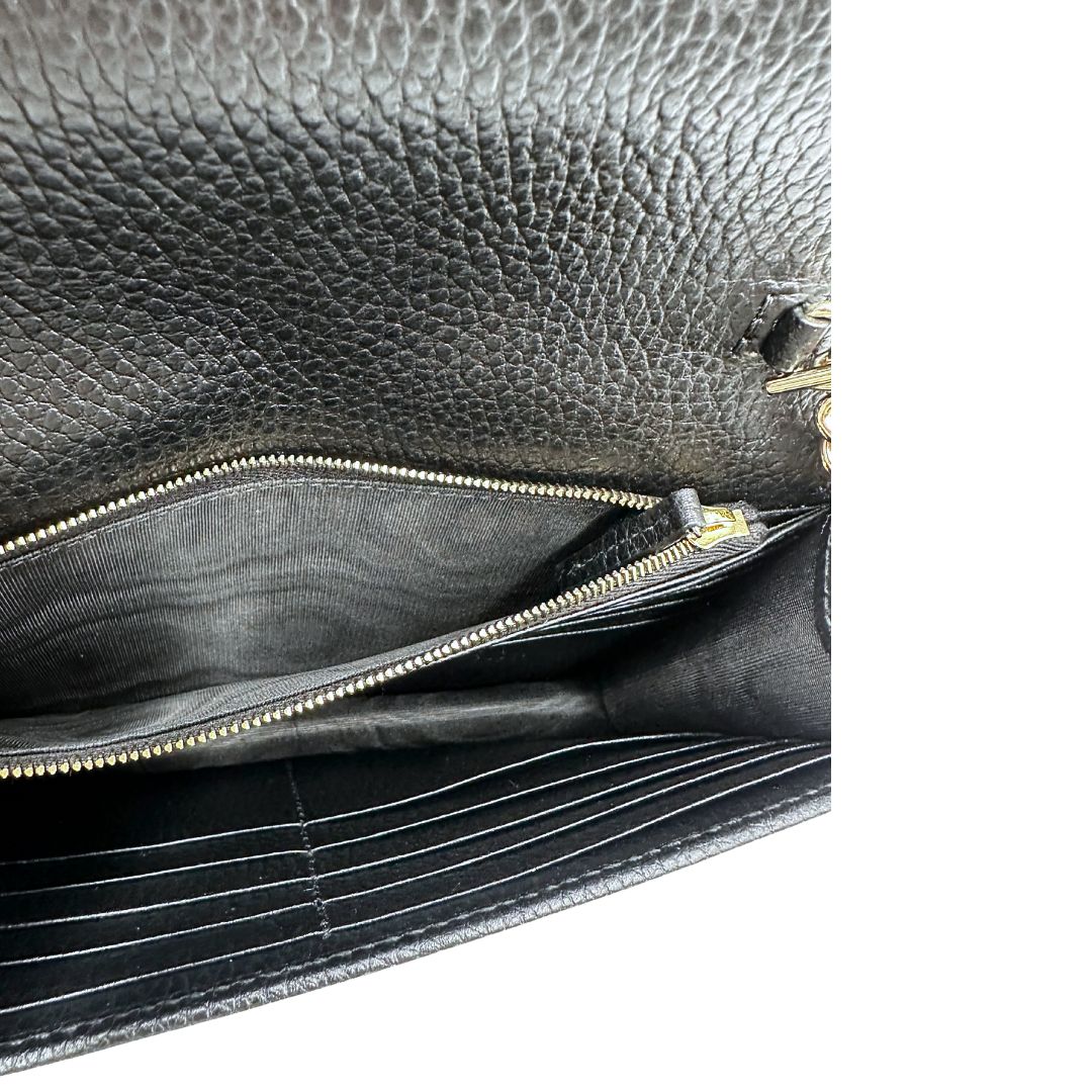 Interno di una borsa Gucci Interlocking in pelle martellata nera con parti metalliche oro chiaro. Munita di una tracolla amovibile in catena e spallaccio in pelle. Chiusura con doppie G incrociate. Completa di scatola e dustbag. Indossabile a tracolla.