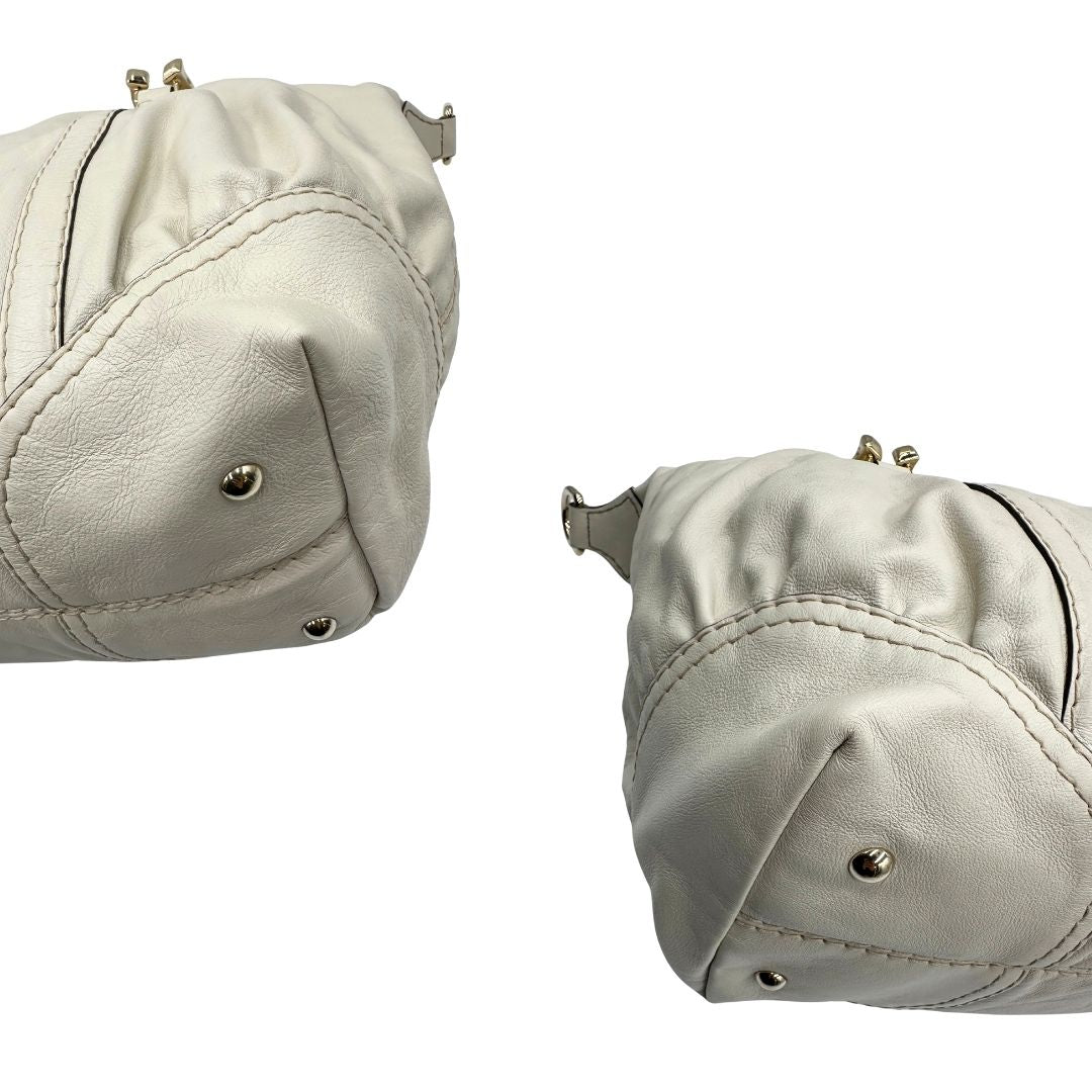 Angoli di un Bauletto Gucci in pelle bianco avorio parti metalliche dorate, munita di due manici stondati. Indossabile a mano. Originale, usato, di lusso, in ottime condizioni.
