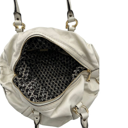 Interno di un Bauletto Gucci in pelle bianco avorio parti metalliche dorate, munita di due manici stondati. Indossabile a mano. Originale, usato, di lusso, in ottime condizioni.
