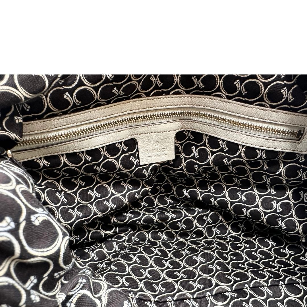 Interno di un Bauletto Gucci in pelle bianco avorio parti metalliche dorate, munita di due manici stondati. Indossabile a mano. Originale, usato, di lusso, in ottime condizioni.