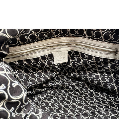 Interno di un Bauletto Gucci in pelle bianco avorio parti metalliche dorate, munita di due manici stondati. Indossabile a mano. Originale, usato, di lusso, in ottime condizioni.