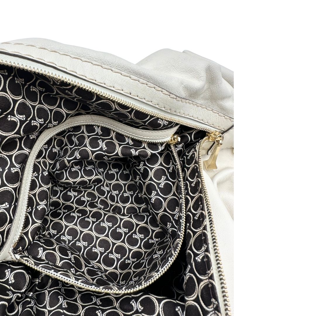 Interno di un Bauletto Gucci in pelle bianco avorio parti metalliche dorate, munita di due manici stondati. Indossabile a mano. Originale, usato, di lusso, in ottime condizioni.