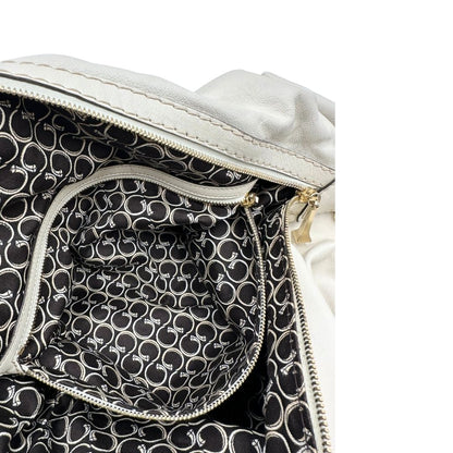 Interno di un Bauletto Gucci in pelle bianco avorio parti metalliche dorate, munita di due manici stondati. Indossabile a mano. Originale, usato, di lusso, in ottime condizioni.