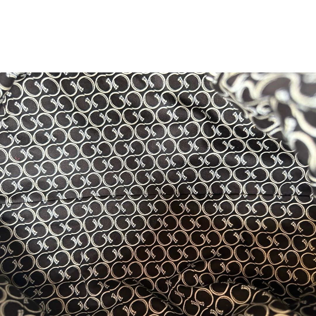 Interno di un Bauletto Gucci in pelle bianco avorio parti metalliche dorate, munita di due manici stondati. Indossabile a mano. Originale, usato, di lusso, in ottime condizioni.