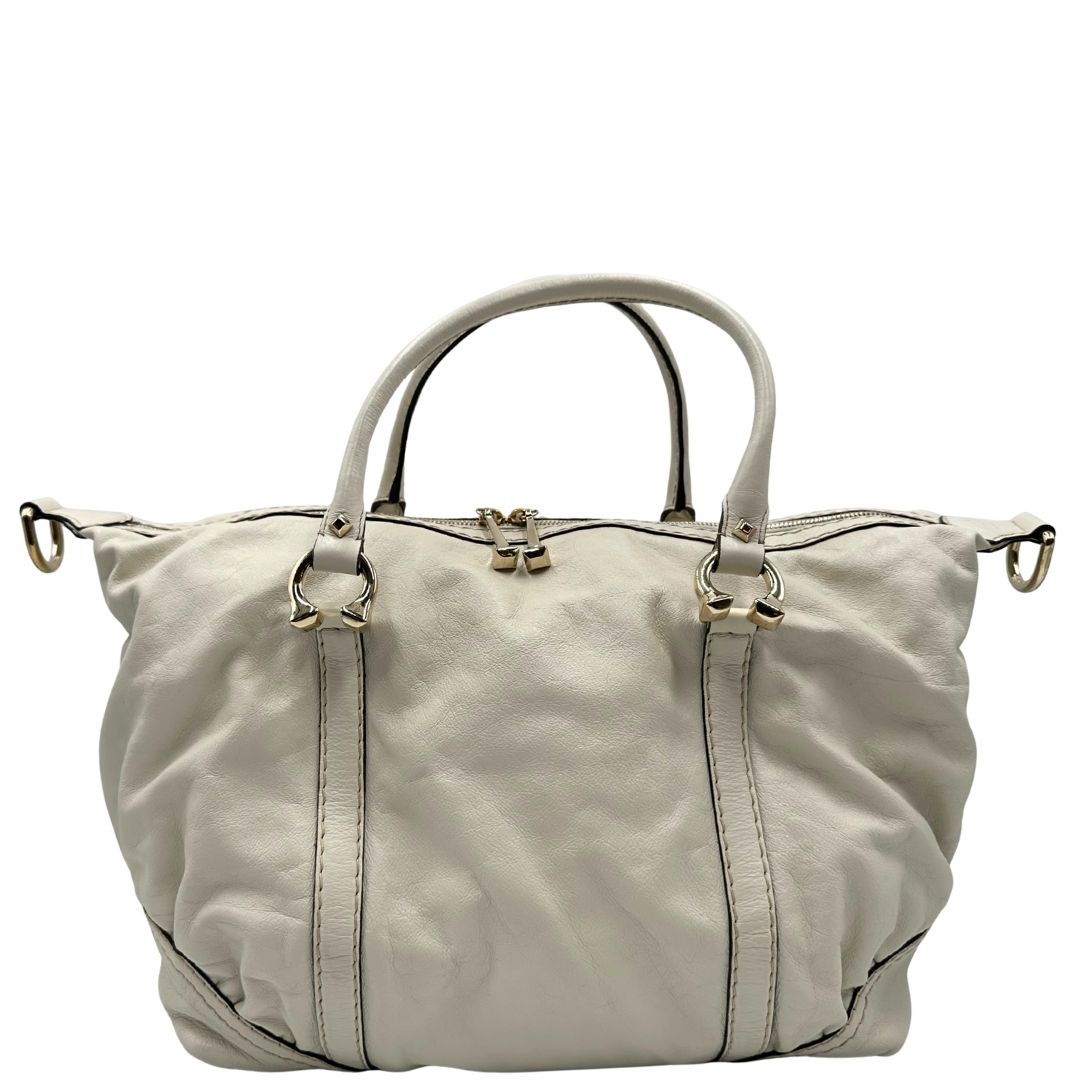 Front di un Bauletto Gucci in pelle bianco avorio parti metalliche dorate, munita di due manici stondati. Indossabile a mano. Originale, usato, di lusso, in ottime condizioni.