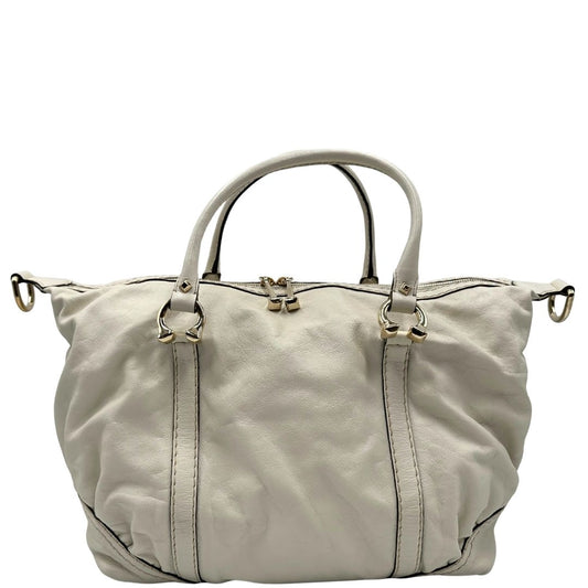 Front di un Bauletto Gucci in pelle bianco avorio parti metalliche dorate, munita di due manici stondati. Indossabile a mano. Originale, usato, di lusso, in ottime condizioni.